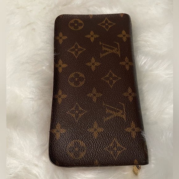 Authentic Louis Vuitton Large Zip Around Wallet | TH1020 - Picture 3 of 15